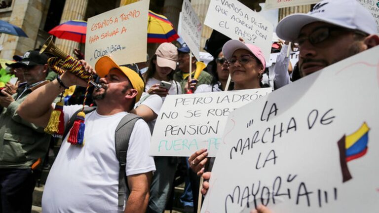 Señor presidente, el país le está hablando la opinion de Colmenares