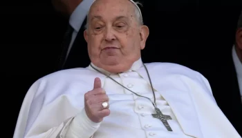 Tras 38 días, el Papa Francisco reaparece y recibe el alta médica