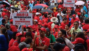 Docentes del Atlántico realizan masivas manifestaciones paraprotestar contra servicio salud