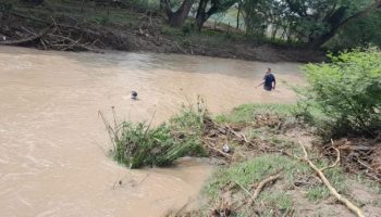Búsquedas se llevan a cabo para encontrar a mujer arrastrada enel Río Pereira tras las lluvias