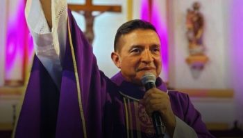 ‘’Este país va a llegar a una guerra civil si no reaccionamos’’: Polémica por palabras del Padre Chucho en plena misa