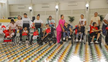 Silvestre Dangond entrega sillas de ruedas y kits escolares a niños con discapacidad en Barranquilla