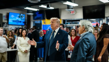 Donald Trump saludó al exilio venezolano en “El Arepazo” restaurante en Doral, Florida