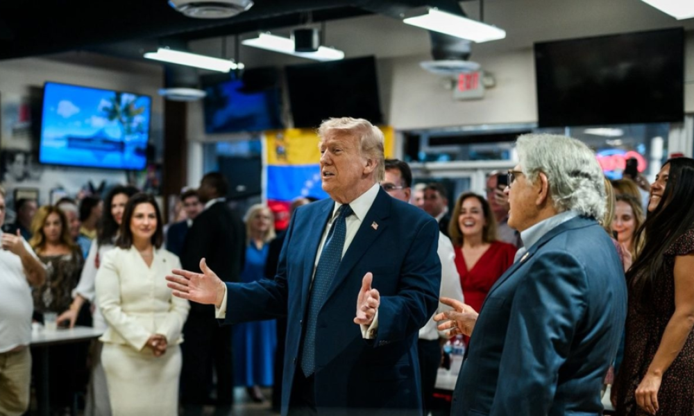 Donald Trump saludó al exilio venezolano en “El Arepazo” restaurante en Doral, Florida
