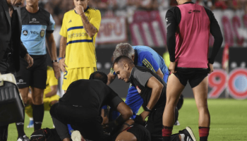 Susto en Argentina: Javier Altamirano sufre descompensación acompañada de convulsión ante Boca Juniors en medio del partido