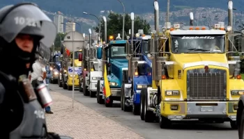 Camioneros se toman las calles: Colombia paraliza motores por el alza en el ACPM