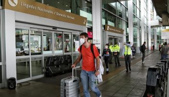 ¿Qué hacer si le cancelan su vuelo por los aumentos del Covid-19? Esto debe hacer