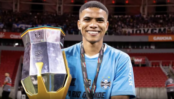 Enamorado consigue su primer titulo en brasil con Gremio ante su clasico rival
