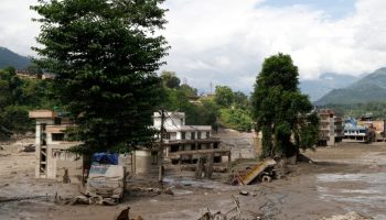 Emergencia en Nepal tras una riada que deja decenas de muertos y más de 400 desaparecidos