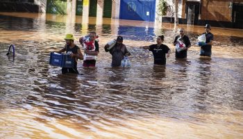 Inundados pero sin agua: residentes de Río Grande do Sul, Brasil carecen de agua corriente debido a las inundaciones