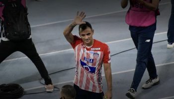 Marlon Piedrahita ovacionado tras jugar su último partido en Junior