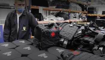 Chalecos blindados hechos en Colombia están siendo enviados para los civiles del país ucraniano