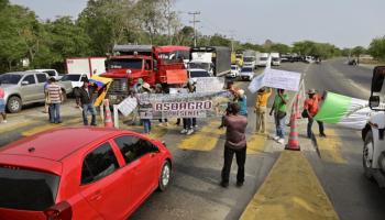 Campesinos de Sabanagrande bloquean peaje por protestas en contra de la reforma agraria