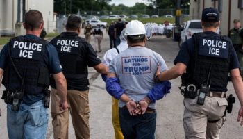 #FactCheck: foto donde sale migrante con camisa promocional de Trump, es un montaje 