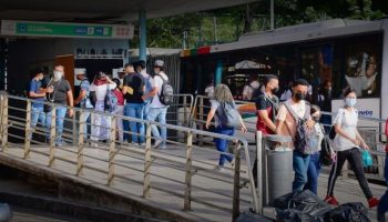 Quejas entre usuarios de Transmetro ante falencias en el servicio público