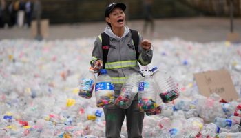 Recicladores llenan la Plaza de Bolívar con botellas plásticas: un grito para ser escuchados
