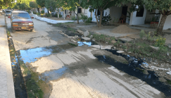 Calle de las flores en Juan de Acosta continúa llena de aguas servidas