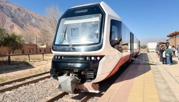 Parece del futuro, pero está en Jujuy, Argentina: este es único tren solar de Latinoamérica y segundo de su tipo en el mundo en el que puedes recorrer sus increíbles montañas