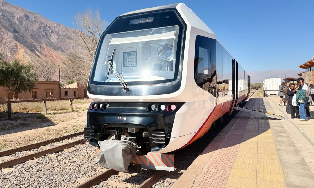 Parece del futuro, pero está en Jujuy, Argentina: este es único tren solar de Latinoamérica y segundo de su tipo en el mundo en el que puedes recorrer sus increíbles montañas