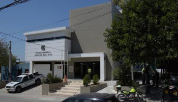 Por supuestos nexos con ‘ollas’ de vicio, capturan a dos policías en Rebolo